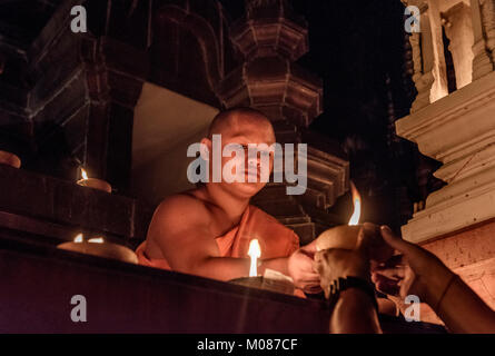 Il debuttante monaci conducendo preghiere a Yi Peng Festival, Chiang Mai, Thailandia Foto Stock