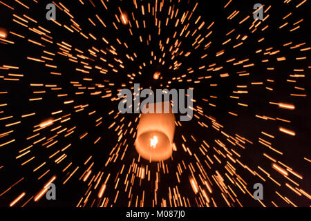 Lanterne rilasciato in cielo , Chiang Mai, Thailandia Foto Stock