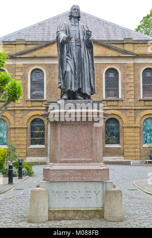 John Wesley la statua nella motivazione di Wesley's Cappella in City Road, London, Regno Unito Foto Stock