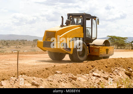 Strada compattatore a rulli sulla nuova strada di Mombasa a Nairobi, nel nord ovest del Kenya Foto Stock