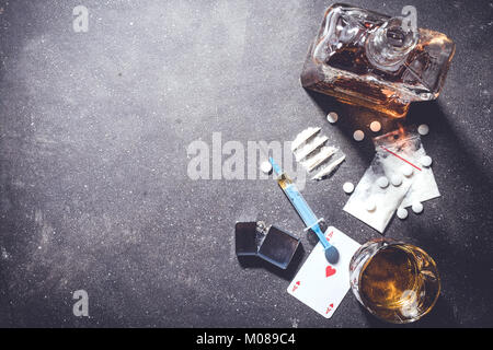 Droghe e alcol sulla pietra grigia tabella. Close up Foto Stock