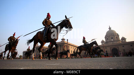 New Delhi, India. Xix gen, 2018. Presidenti del Bodyguard pratica durante la battitura retreat prove a Rajpath a Nuova Delhi il giovedì. Foto di Ravi Shrikant Singh. Presidenti del Bodyguard pratica durante la battitura retreat prove a Rajpath a Nuova Delhi il giovedì. Foto di Ravi Shrikant Singh. Credito: Shrikant Singh/Pacific Press/Alamy Live News Foto Stock