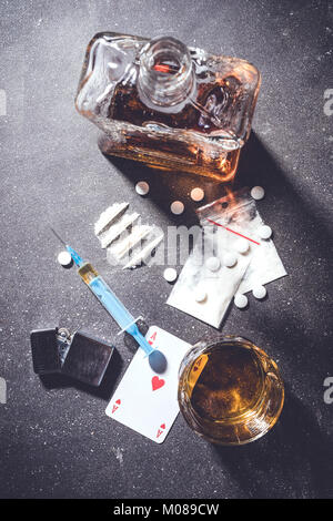Droghe e alcol sulla pietra grigia tabella. Close up Foto Stock