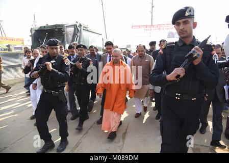 Di Allahabad, India. Xix gen, 2018. Di Allahabad: Uttar Pradesh Chief Minister Aditya Nath yogi visita Sangam a Magh mela area in Allahabad su 19-01-2018. Foto di prabhat kumar verma Credito: Prabhat Kumar Verma/Pacific Press/Alamy Live News Foto Stock