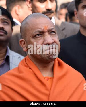 Di Allahabad, India. Xix gen, 2018. Di Allahabad: Uttar Pradesh Chief Minister Aditya Nath yogi ispezionare Sangam a Magh mela area in Allahabad su 19-01-2018. Foto di prabhat kumar verma Credito: Prabhat Kumar Verma/Pacific Press/Alamy Live News Foto Stock