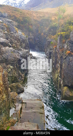La Fata Piscine, Glen fragile, Isola di Skye è un turista, Walker, escursionista destinazione sull'Isola di Skye. La fresca acqua di montagna cade giù dalle montagne per mezzo di un certo numero di piscine naturali e cascate - mentre questi aspetto attraente del ghiaccio di acqua fredda li rende una sfida per la maggior parte hardy nuotatori nei mesi invernali ! Foto Stock