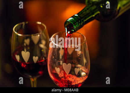 Il vino che viene versato nel bicchiere Foto Stock