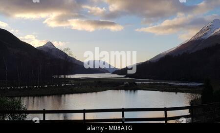 Guardando ad ovest da Kinlochleven nelle Highlands scozzesi su Loch Leven in inverno. La gamma della montagna è il Mamores Foto Stock