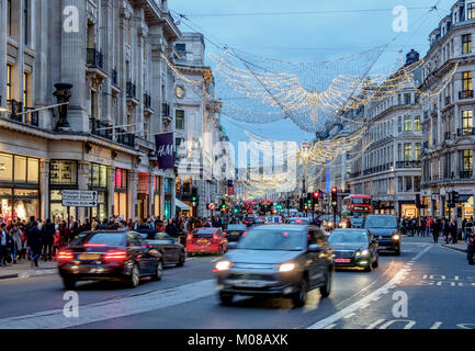 Regent Street con luminarie di Natale al crepuscolo, London, England, Regno Unito Foto Stock