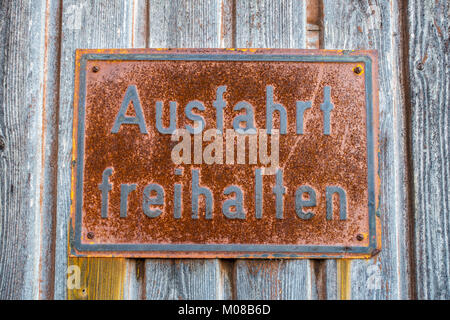 Verrostetes Schild Ausfahrt freihalten Foto Stock
