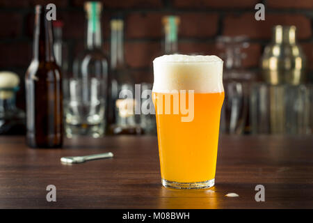 Golden rinfrescante birra lager in una pinta di vetro Foto Stock