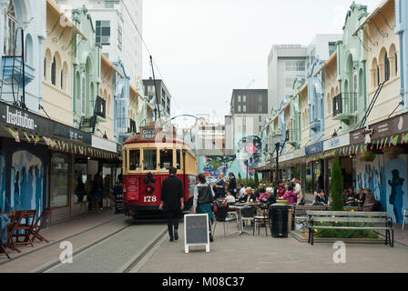 Restaurato colorato nuovo Regent Street, Christchurch NZ, colori pastello la missione spagnola con stile al di fuori di ristoranti, cafè, negozi e City Loop tramvia. Foto Stock