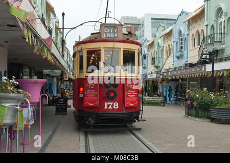 Restaurato colorato nuovo Regent Street, Christchurch NZ, colori pastello la missione spagnola con stile al di fuori di ristoranti, cafè, negozi e City Loop tramvia. Foto Stock