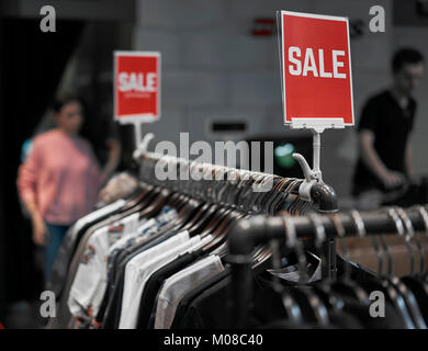 Cose su appendiabiti in negozio in vendita Foto Stock