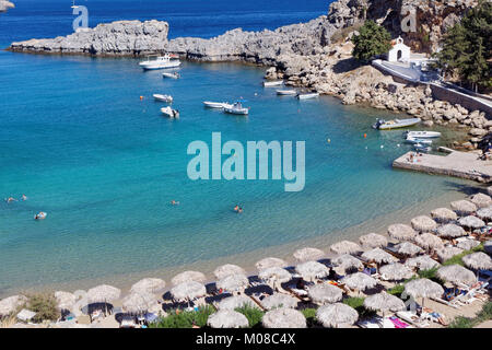 Lindos, Grecia - 9 Ottobre 2017: Persone in appoggio sulla spiaggia di Lindos. Situato a 50 km a sud della città di Rodi e Lindos è una meta turistica molto e ho Foto Stock