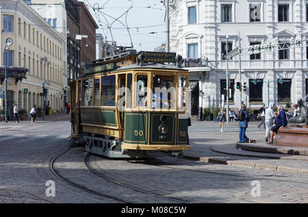 Helsinki, Finlandia - 29 Luglio 2017: tram retrò su Kauppatori, la piazza del mercato in un giorno di estate. La vettura realizzata nel 1909 è ora utilizzato come tram turistico rotta Foto Stock