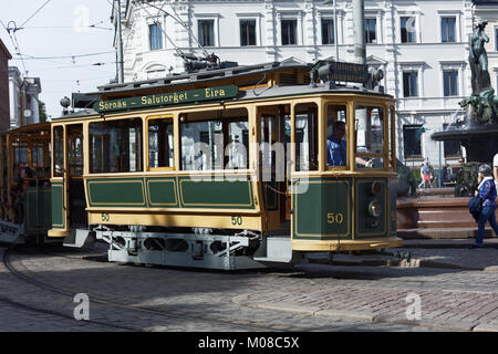 Helsinki, Finlandia - 29 Luglio 2017: tram retrò su Kauppatori, la piazza del mercato in un giorno di estate. La vettura realizzata nel 1909 è ora utilizzato come tram turistico rotta Foto Stock