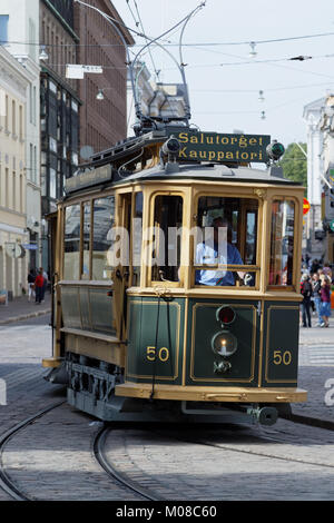 Helsinki, Finlandia - 29 Luglio 2017: tram retrò su Kauppatori, la piazza del mercato in un giorno di estate. La vettura realizzata nel 1909 è ora utilizzato come tram turistico rotta Foto Stock