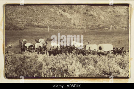 Questa illustrazione mostra il Mormon Emigrant Train che viaggia attraverso Echo Canyon, ritraendo il viaggio verso ovest dei coloni mormoni del XIX secolo e le sfide del terreno. Foto Stock