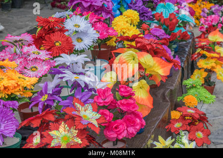 Un assortimento di fiori finti, in molti colori differenti, in Messico Foto Stock