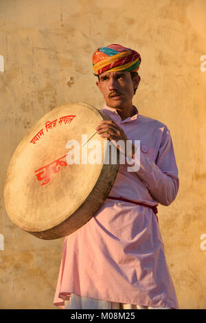 Tradizionale batterista di Rajasthani sui valichi, Pushkar, Rajasthan, India Foto Stock