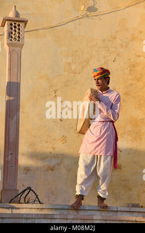 Tradizionale batterista di Rajasthani sui valichi, Pushkar, Rajasthan, India Foto Stock