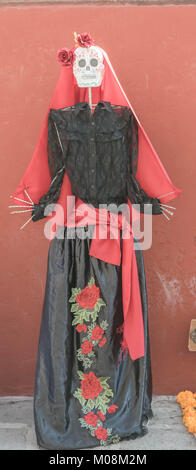 Il giorno dei morti il manichino di scheletro con un mantello nero con rose rosse e un pizzo nero camicetta, una seta rossa il pezzo di testa e cinghia, in San Miguel De Allende Foto Stock