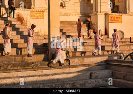 Tradizionale batteristi di Rajasthani sui valichi, Pushkar, Rajasthan, India Foto Stock