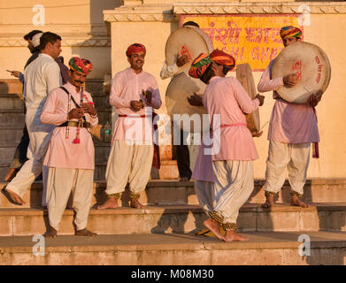 Tradizionale batteristi di Rajasthani sui valichi, Pushkar, Rajasthan, India Foto Stock