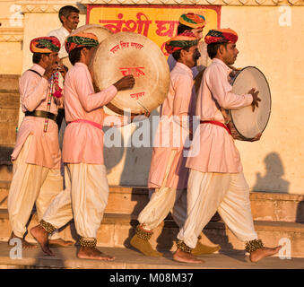 Tradizionale batteristi di Rajasthani sui valichi, Pushkar, Rajasthan, India Foto Stock