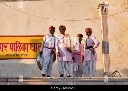 Tradizionale batteristi di Rajasthani sui valichi, Pushkar, Rajasthan, India Foto Stock