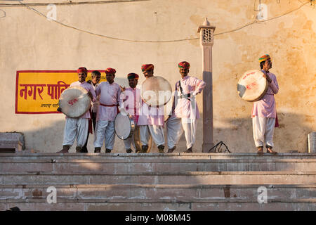 Tradizionale batteristi di Rajasthani sui valichi, Pushkar, Rajasthan, India Foto Stock