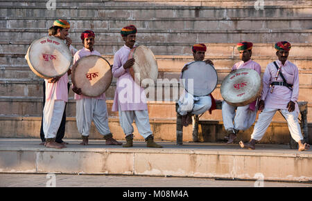 Tradizionale batteristi di Rajasthani sui valichi, Pushkar, Rajasthan, India Foto Stock