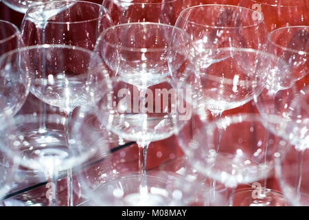 Elegante e lussuoso shiny bicchieri da vino sono allineati in fila sul tavolo bar immagine di sfondo Foto Stock