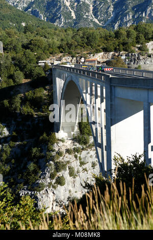 Preparazione per il bungee jumping sul ponte,Ponte de Chauliére oltre il fiume Artuby nelle Gorges du Verdon Gorges du Verdon, Alpes-de-Haute-Provence, Foto Stock