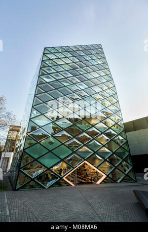 Esterno di PRADA Aoyama,Minato-Ku,Tokyo, Giappone. Progettato da Herzog & de Meuron. Foto Stock