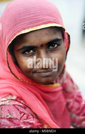 JUN 16, 2010 Pushkar, India - Ritratto di un misterioso villaggio indiano lady del Rajasthan. Ajmer, distretto dello stato del Rajasthan. Foto Stock