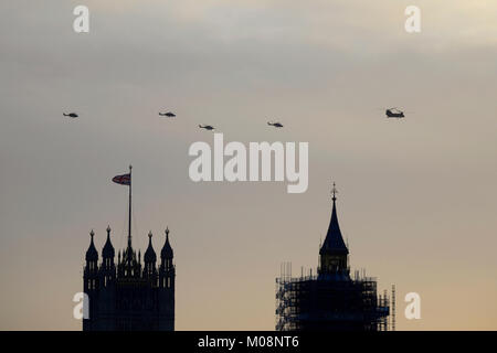 Esercito britannico tour d'addio della loro Westland Lynx elicotteri volare su Londra. I quattro elicotteri Lynx prelevato il Tamigi dietro un RAF Chinook Foto Stock