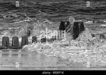 Le onde che si infrangono in slow motion - effetto artistico Foto Stock