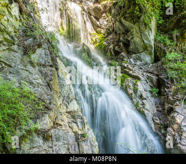 Cascate Stanghe (Gilfenklamm) , Racines, Bolzano in Alto Adige, Italia. I ponti in legno e piste portano attraverso il canyon Foto Stock