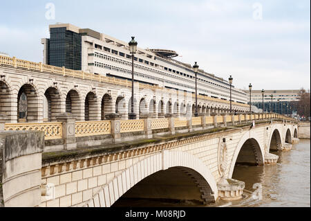 Ministero francese delle finanze a Bercy con River Seine - Parigi Foto Stock