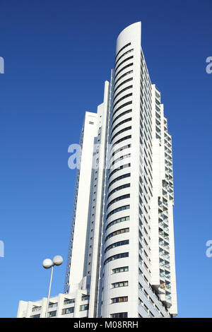 VIENNA - 6 settembre: Hochhaus Neue Donau costruire il 6 settembre 2011 a Vienna. L'edificio progettato da Harry Seidler era finito nel 2002, è di 150 Foto Stock