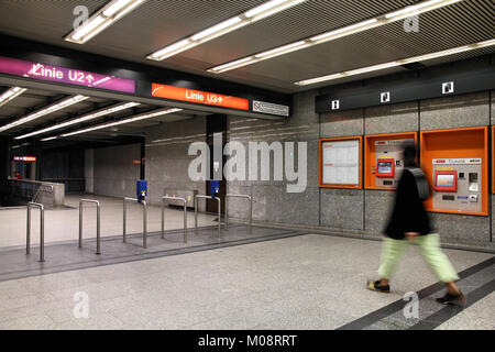 VIENNA - SETTEMBRE 9: La stazione della metropolitana e le macchine del biglietto il 9 settembre 2011 a Vienna. Con 534m di passeggeri annuali (2010), Vienna. U-Bahn è ventesimo la Foto Stock