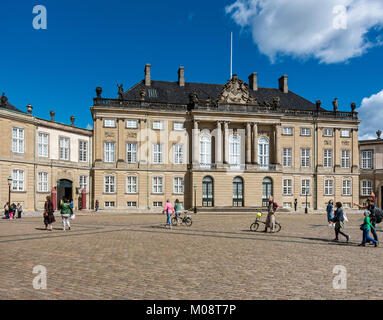 Christian VIII palazzo con ingresso al museo a Amalienborg Slotsplads Copenhagen Danimarca Regno Unito Foto Stock