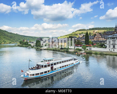 La nave di crociera sul fiume Mosella vicino city Traben-Trarbach Foto Stock