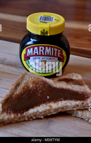 Un vasetto di marmite marrone con pane tostato Foto Stock