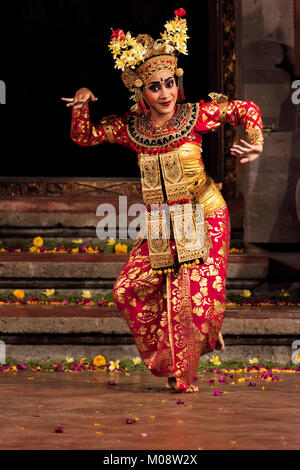 Bali, Indonesia - Ottobre 2015: ballerini Balinesi indossando il costume tradizionale e di eseguire la tradizionale danza Legong in un piccolo teatro a Bali Foto Stock