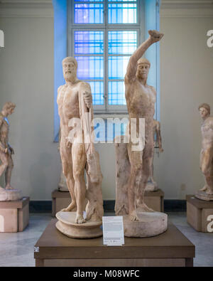 Napoli. L'Italia. Il gruppo di Tirannicidi, scultura raffigurante Harmodius (destra) e Aristogeiton (sinistra), II secolo copia romana di un originale greco. Foto Stock