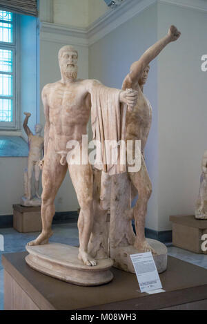 Napoli. L'Italia. Il gruppo di Tirannicidi, scultura raffigurante Harmodius e Aristogeiton (in primo piano), II secolo copia romana di un originale greco. Foto Stock