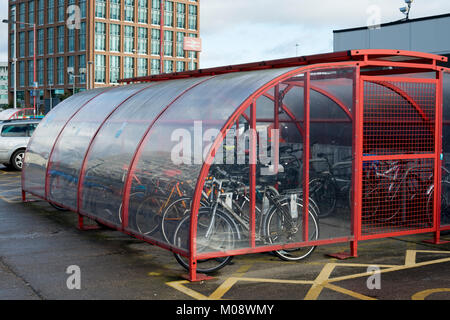 Parcheggio per biciclette alla stazione di Coventry, West Midlands, England, Regno Unito Foto Stock